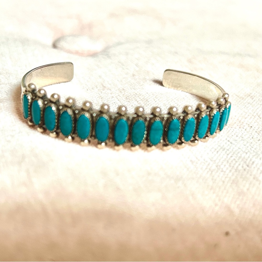 Vintage ZUNI Native American Needlepoint Sterling Bangle~15 Stones~Hammered side
